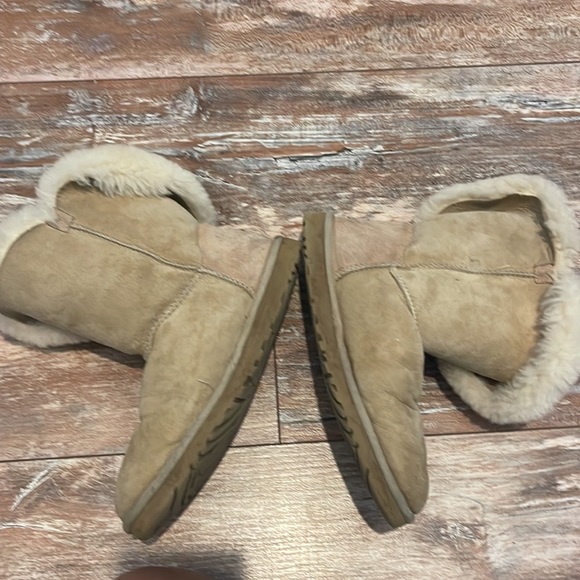 Women’s tan Uggs - Picture 3 of 3